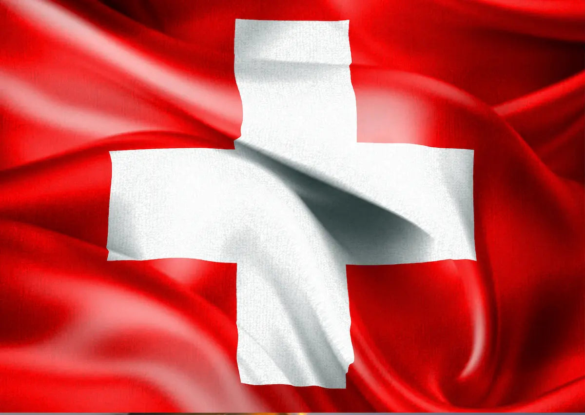 Die rote Nationalflagge der Schweiz mit dem weißen Kreuz weht in eleganten Falten – Digitale Jahresvignette Schweiz (E-Vignette) auf mautbox24.com kaufen.