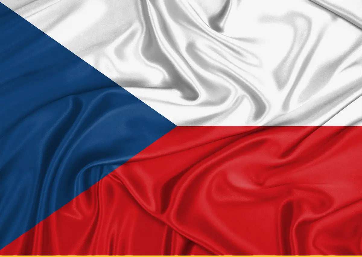 Offizielle tschechische Nationalflagge mit dem blauen Dreieck weht im Wind – Digitale Vignette Tschechien (E-Vignette) über das Express-Portal mautbox24.com fehlerfrei registrieren.