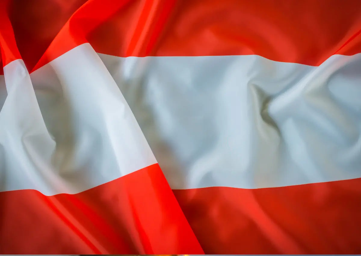 Die rote Nationalflagge Österreich in eleganten Falten – Digitale Vignette Österreich (E-Vignette) auf mautbox24.com in 60 Sekunden kaufen