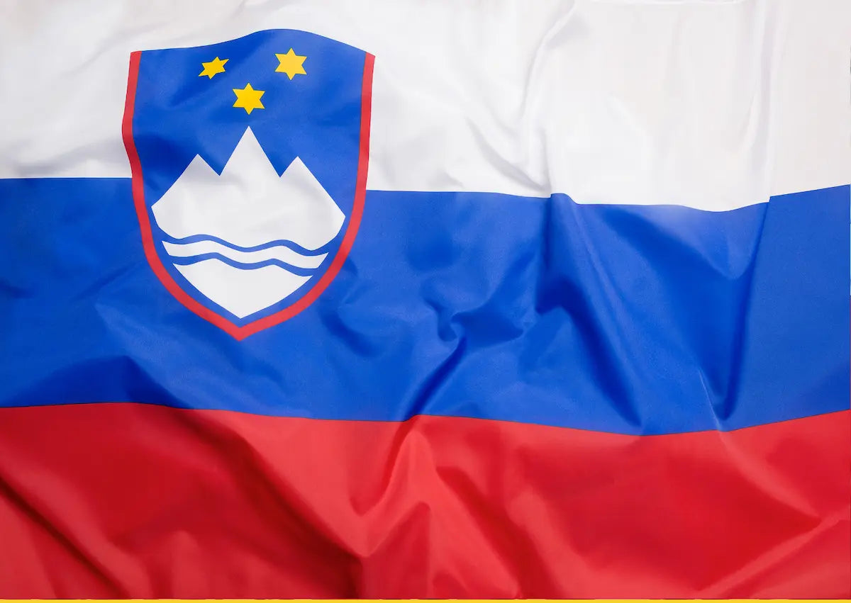 Offizielle slowenische Flagge mit Wappen weht im Wind – Digitale Vignette Slowenien (E-Vinjeta) im Express-Verfahren auf mautbox24.com buchen.