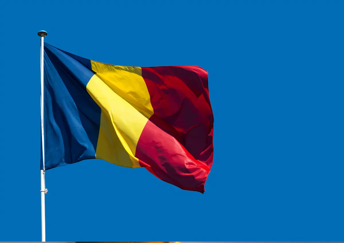 Die rumänische Nationalflagge am Mast. Im Hinetrgund der blauem Himmel – In 60 Sekunden zur digitalen Vignette Rumänien (E-Vignette) auf mautbox24.com.